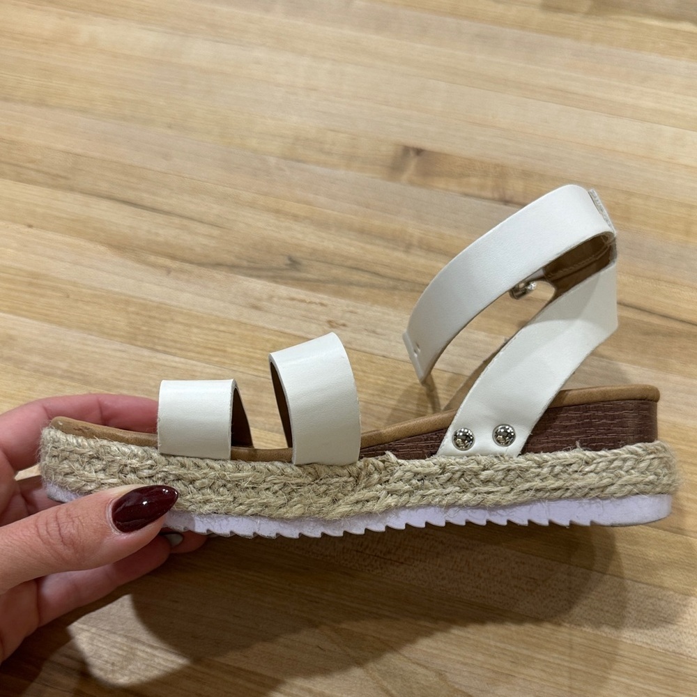 SHEIN White Kids Sandals - Picture 2 of 2